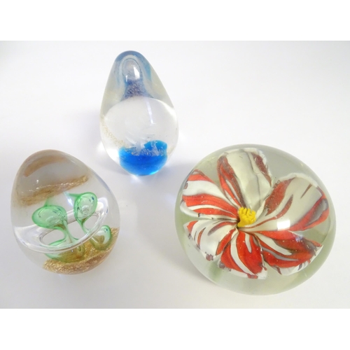 246 - Assorted glass items to include paperweights, models of glass animals etc. (Approx 10)