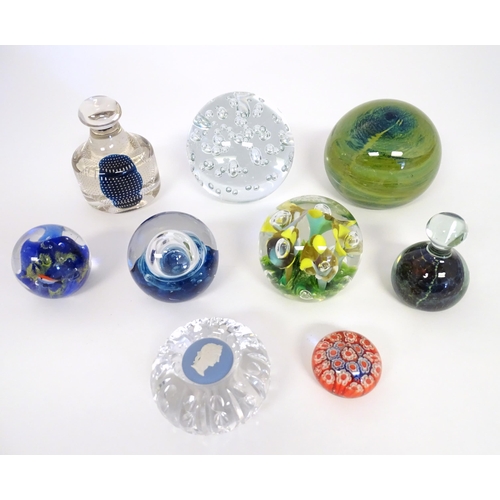 250 - A quantity of assorted paperweights to include examples by Mdina, Maude & Bob St Clair etc (9)