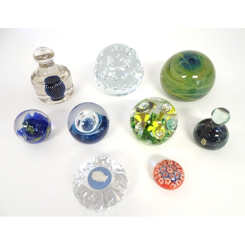 250 - A quantity of assorted paperweights to include examples by Mdina, Maude & Bob St Clair etc (9)