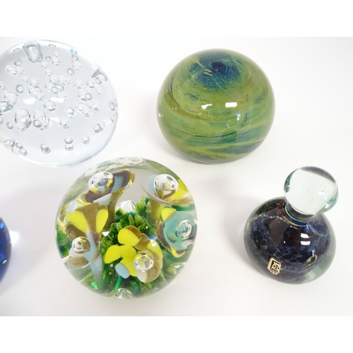 250 - A quantity of assorted paperweights to include examples by Mdina, Maude & Bob St Clair etc (9)