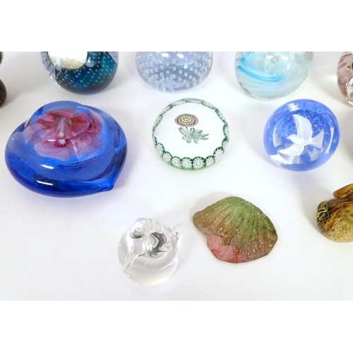 262 - Assorted glass paperweights etc to include examples by Langham, Caithness, Mdina etc (approx 20)