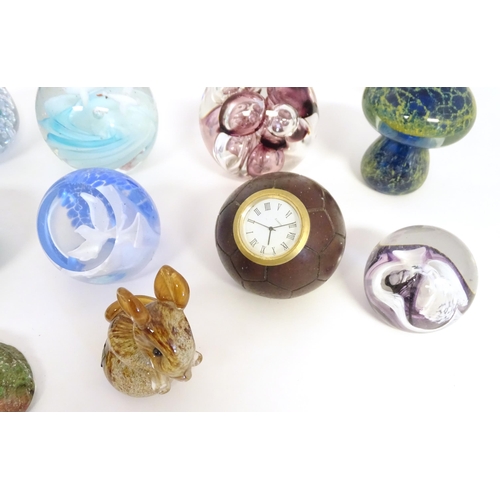 262 - Assorted glass paperweights etc to include examples by Langham, Caithness, Mdina etc (approx 20)