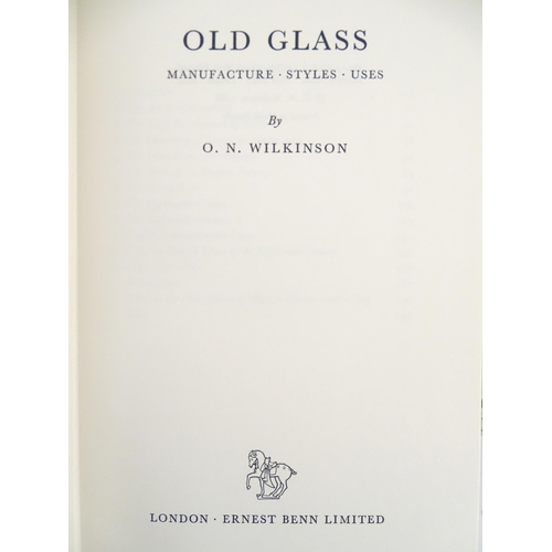 925 - Books: A quantity of glass reference books titles to include Engraved Glass - International Contempo... 