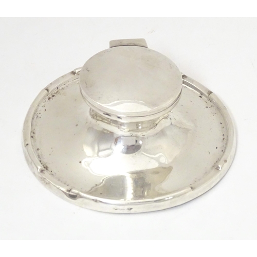 475A - A silver inkwell of capstan form, hallmarked Birmingham 1919, maker A J Zimmerman Ltd. Approx. 4 1/2... 