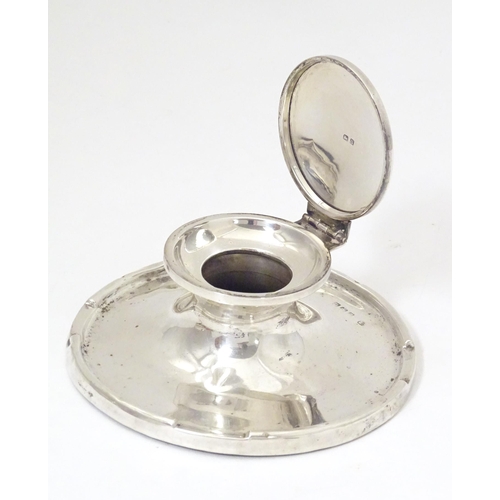 475A - A silver inkwell of capstan form, hallmarked Birmingham 1919, maker A J Zimmerman Ltd. Approx. 4 1/2... 