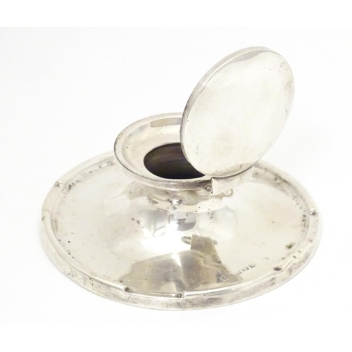 475A - A silver inkwell of capstan form, hallmarked Birmingham 1919, maker A J Zimmerman Ltd. Approx. 4 1/2... 