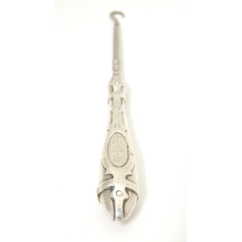 530 - A sterling silver handled button hook with strapwork detail to handle. Approx. 6 1/2