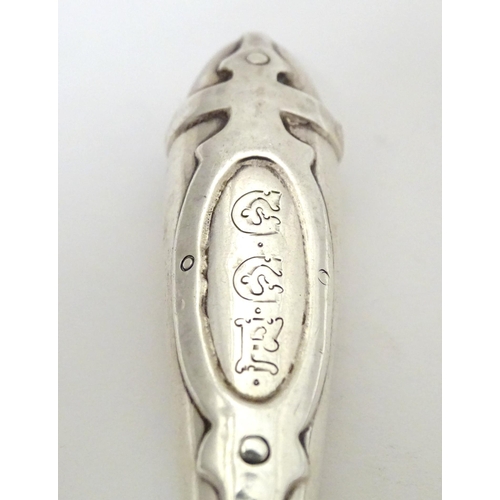 530 - A sterling silver handled button hook with strapwork detail to handle. Approx. 6 1/2