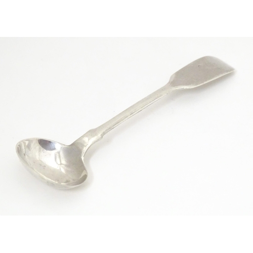 532 - A Victorian silver Fiddle pattern salt spoon, hallmarked London 1838, maker Robert Wallis. Approx. 4... 