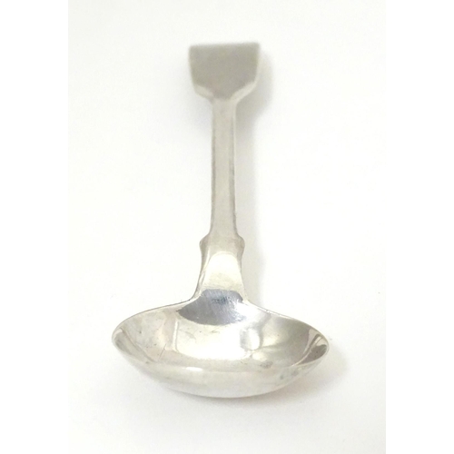 532 - A Victorian silver Fiddle pattern salt spoon, hallmarked London 1838, maker Robert Wallis. Approx. 4... 