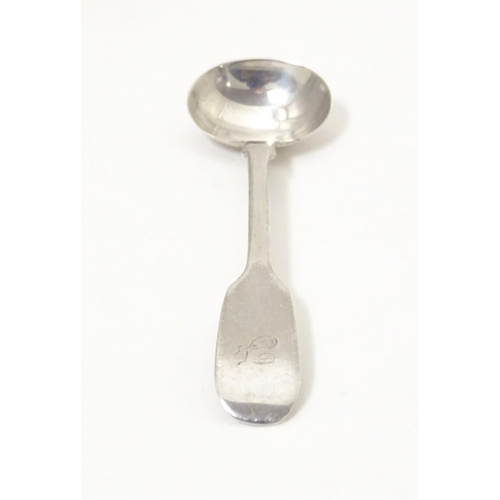 532 - A Victorian silver Fiddle pattern salt spoon, hallmarked London 1838, maker Robert Wallis. Approx. 4... 