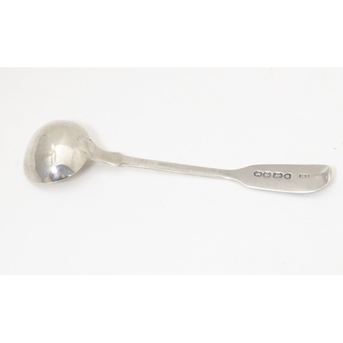 532 - A Victorian silver Fiddle pattern salt spoon, hallmarked London 1838, maker Robert Wallis. Approx. 4... 