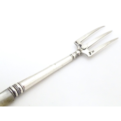 534 - A white metal pickle fork with mother of pearl handle. Approx. 5