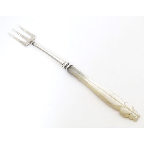 534 - A white metal pickle fork with mother of pearl handle. Approx. 5