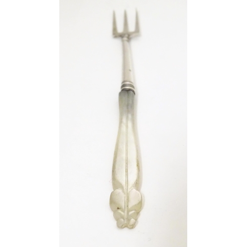 534 - A white metal pickle fork with mother of pearl handle. Approx. 5