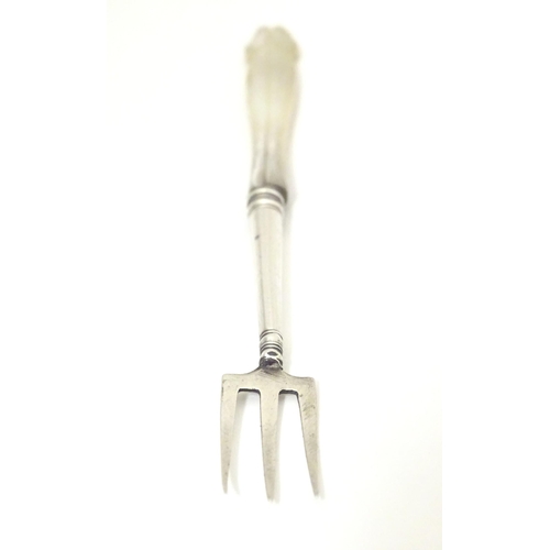 534 - A white metal pickle fork with mother of pearl handle. Approx. 5