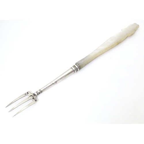 534 - A white metal pickle fork with mother of pearl handle. Approx. 5