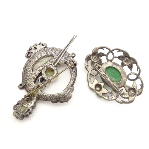 714 - Assorted jewellery to include a silver brooch and pendant, costume jewellery, etc. Together with a p... 