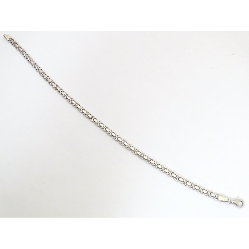 747 - A 9ct white gold link bracelet. Approx. 7 1/2