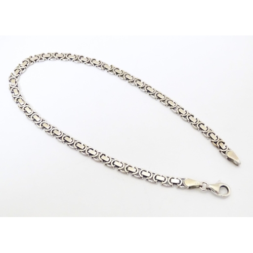 747 - A 9ct white gold link bracelet. Approx. 7 1/2