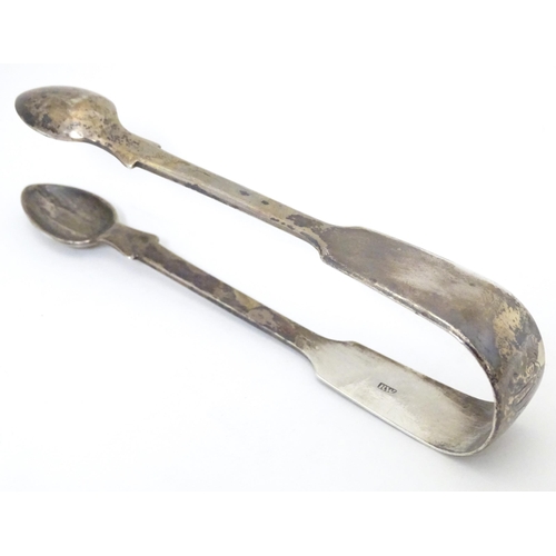 378 - Victorian silver fiddle pattern sugar tongs hallmarked London 1843, maker R. W. Approx. 5 1/2