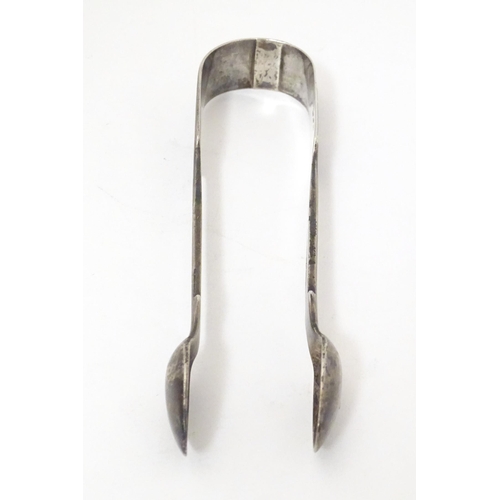 378 - Victorian silver fiddle pattern sugar tongs hallmarked London 1843, maker R. W. Approx. 5 1/2