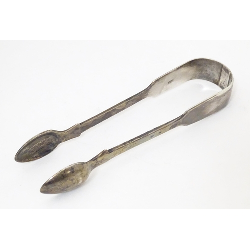 378 - Victorian silver fiddle pattern sugar tongs hallmarked London 1843, maker R. W. Approx. 5 1/2