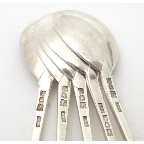 385 - 5 silver teas spoons together with matching sugar tongs. Hallmarked London 1914 maker Ernest Arthur ... 