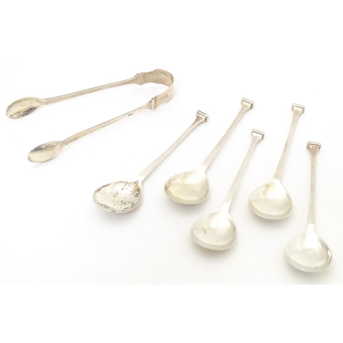 385 - 5 silver teas spoons together with matching sugar tongs. Hallmarked London 1914 maker Ernest Arthur ... 