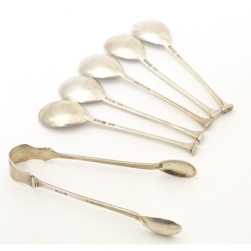 385 - 5 silver teas spoons together with matching sugar tongs. Hallmarked London 1914 maker Ernest Arthur ... 