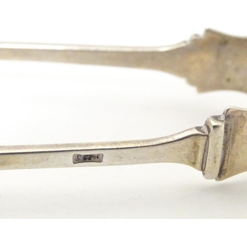 385 - 5 silver teas spoons together with matching sugar tongs. Hallmarked London 1914 maker Ernest Arthur ... 