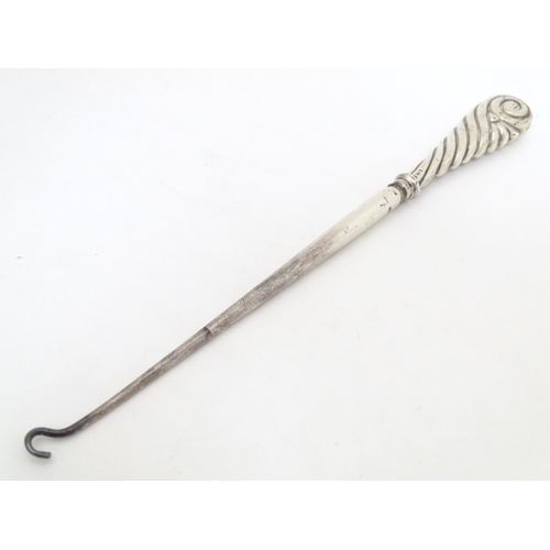 386 - A Victorian silver handled button hook. Hallmarked Birmingham 1888 Approx. 10 1/2