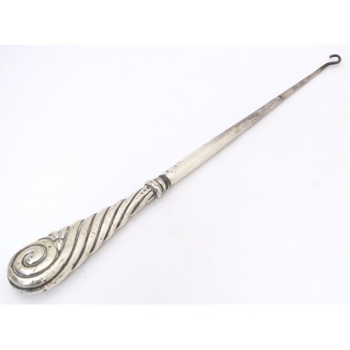 386 - A Victorian silver handled button hook. Hallmarked Birmingham 1888 Approx. 10 1/2