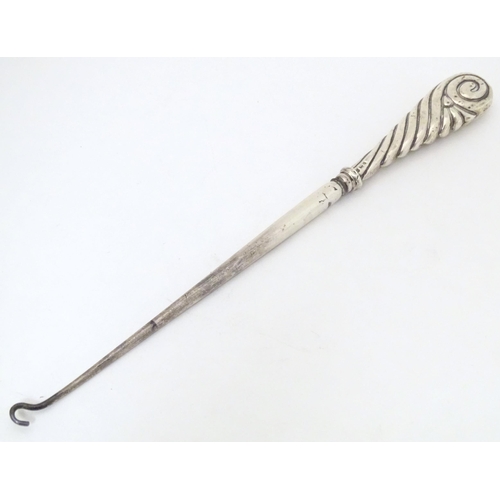 386 - A Victorian silver handled button hook. Hallmarked Birmingham 1888 Approx. 10 1/2