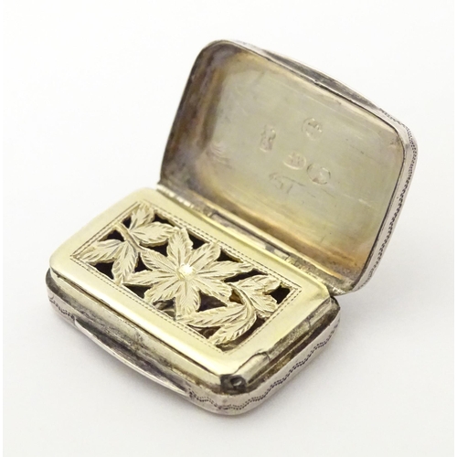 389 - A Geo III silver vinaigrette with engraved Greek key and foliate decoration. Hallmarked Birmingham 1... 