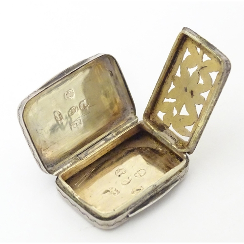 389 - A Geo III silver vinaigrette with engraved Greek key and foliate decoration. Hallmarked Birmingham 1... 