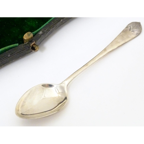 408 - Five silver coffee spoons with sugar tongs en suite hallmarked Sheffield 1913, maker Mappin & Webb. ... 