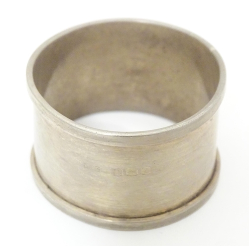 519 - A silver napkin ring, hallmarked Birmingham 1924, maker Israel Sigmund Greenberg.