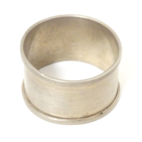 519 - A silver napkin ring, hallmarked Birmingham 1924, maker Israel Sigmund Greenberg.