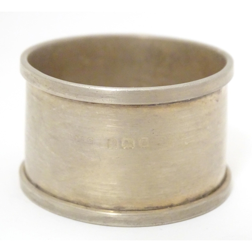 519 - A silver napkin ring, hallmarked Birmingham 1924, maker Israel Sigmund Greenberg.