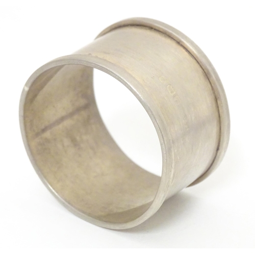 519 - A silver napkin ring, hallmarked Birmingham 1924, maker Israel Sigmund Greenberg.