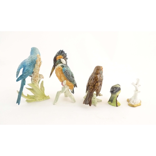 183 - Four assorted models of birds to include a Goebel model of a Budgerigar, no. 3851218, a Goebel Robin... 