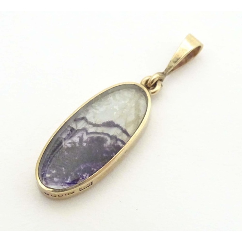 624 - A 9ct gold pendant by David Scott-Walker, set with blue john and onyx. Approx. 1