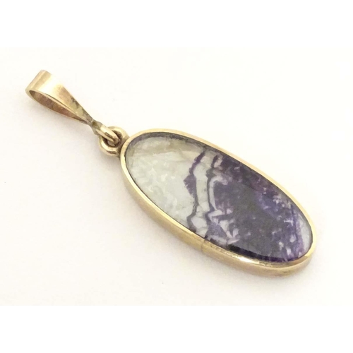 624 - A 9ct gold pendant by David Scott-Walker, set with blue john and onyx. Approx. 1