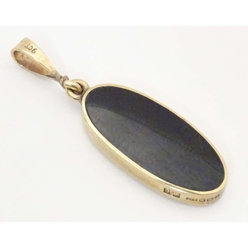 624 - A 9ct gold pendant by David Scott-Walker, set with blue john and onyx. Approx. 1