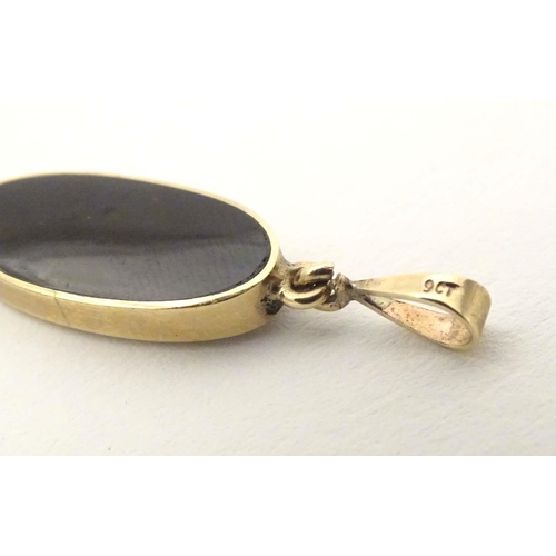 624 - A 9ct gold pendant by David Scott-Walker, set with blue john and onyx. Approx. 1