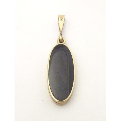 624 - A 9ct gold pendant by David Scott-Walker, set with blue john and onyx. Approx. 1