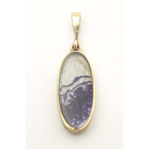 624 - A 9ct gold pendant by David Scott-Walker, set with blue john and onyx. Approx. 1