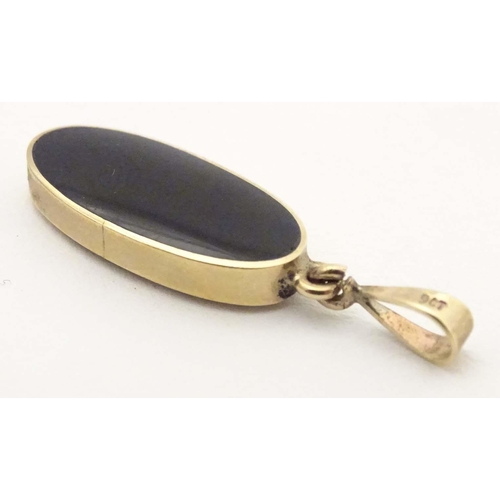 624 - A 9ct gold pendant by David Scott-Walker, set with blue john and onyx. Approx. 1