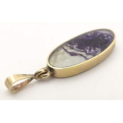 624 - A 9ct gold pendant by David Scott-Walker, set with blue john and onyx. Approx. 1